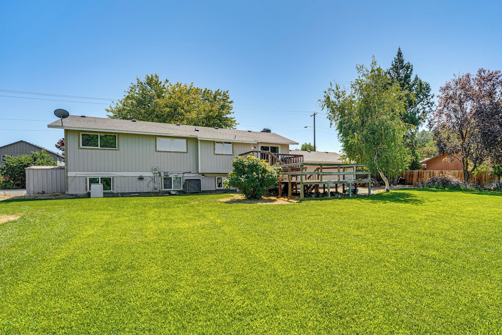 Cozy Apt w/ Private Deck, 2 Mi to Toyota Center!