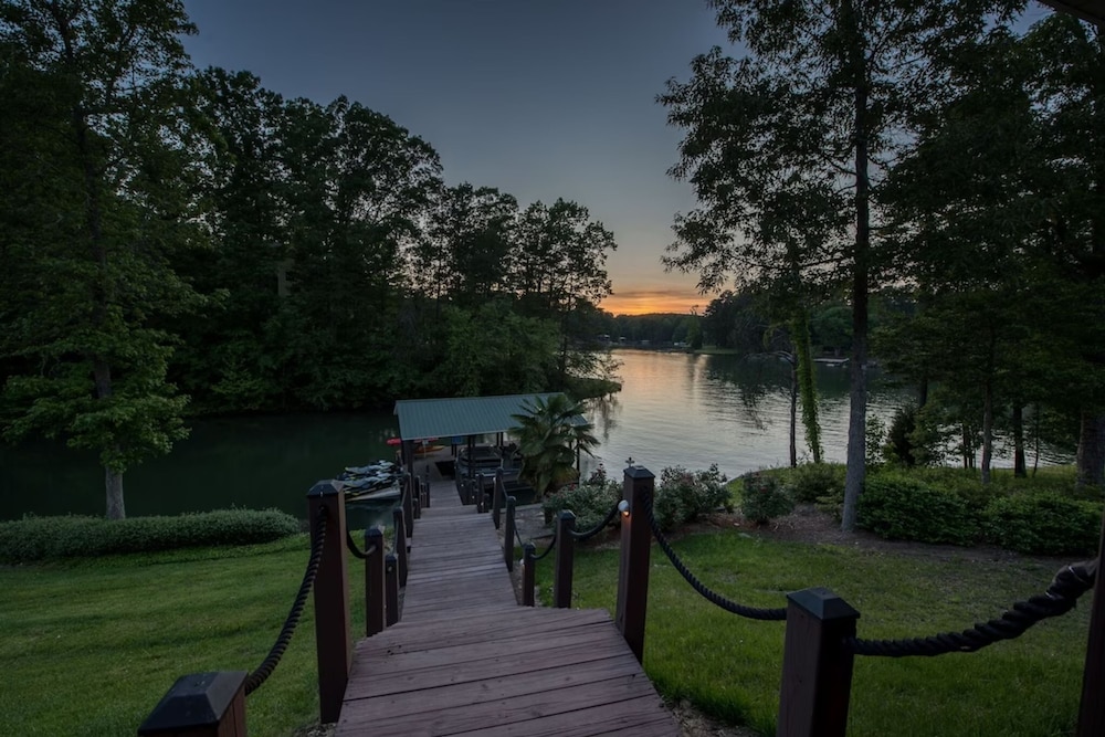 Jake s Lake House by Avantstay Lake Gazebo