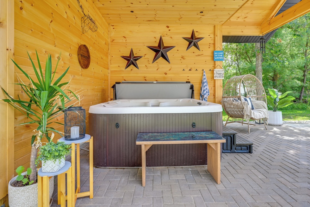 Private Hot Tub, Deck! Group Getaway in Friendship