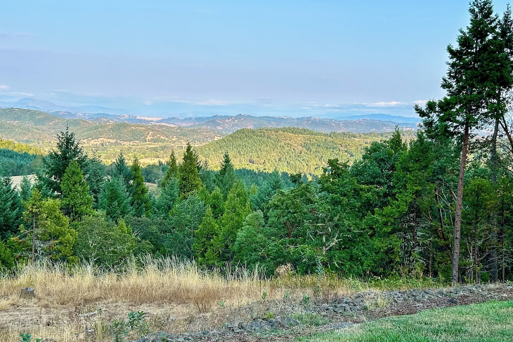 4 Mi to River: Umpqua Valley Villa w/ Fire Pit!