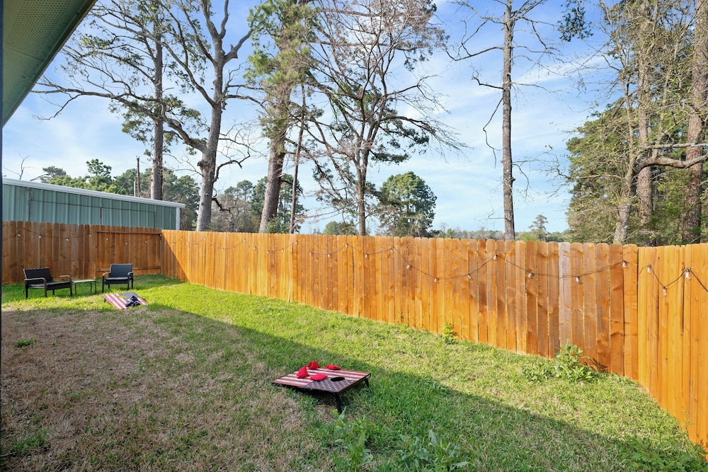 Lake Conroe Home w/ Yard: Half-mi to Boating!