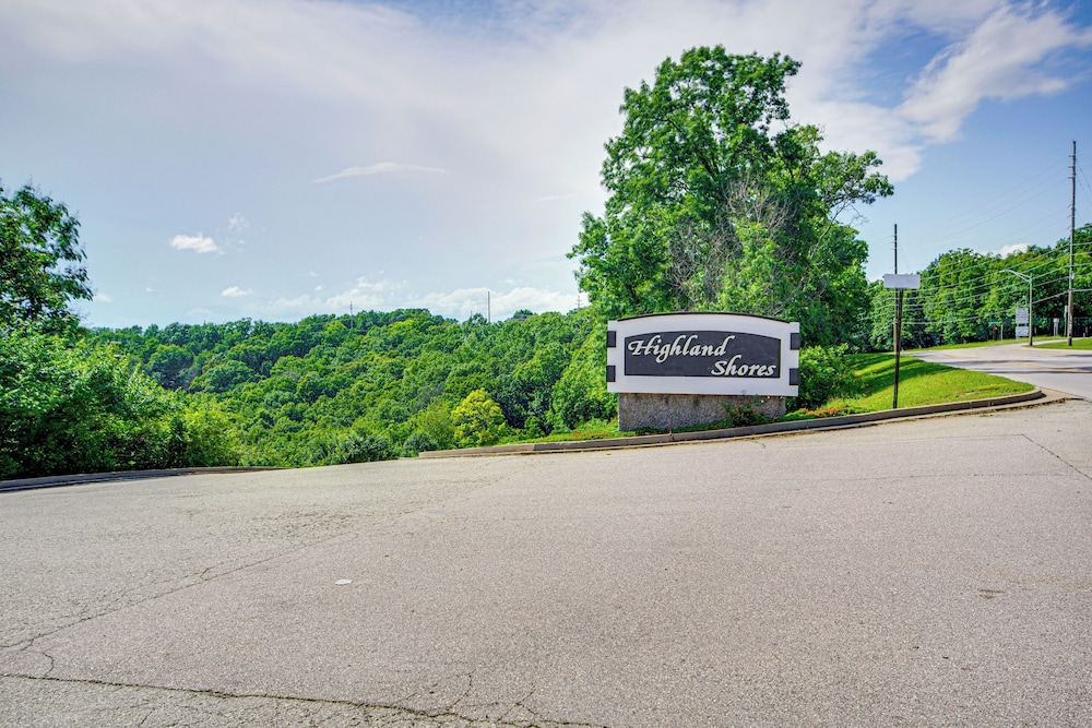 Balcony w/ Marina Views: Lake Ozark Hideaway!