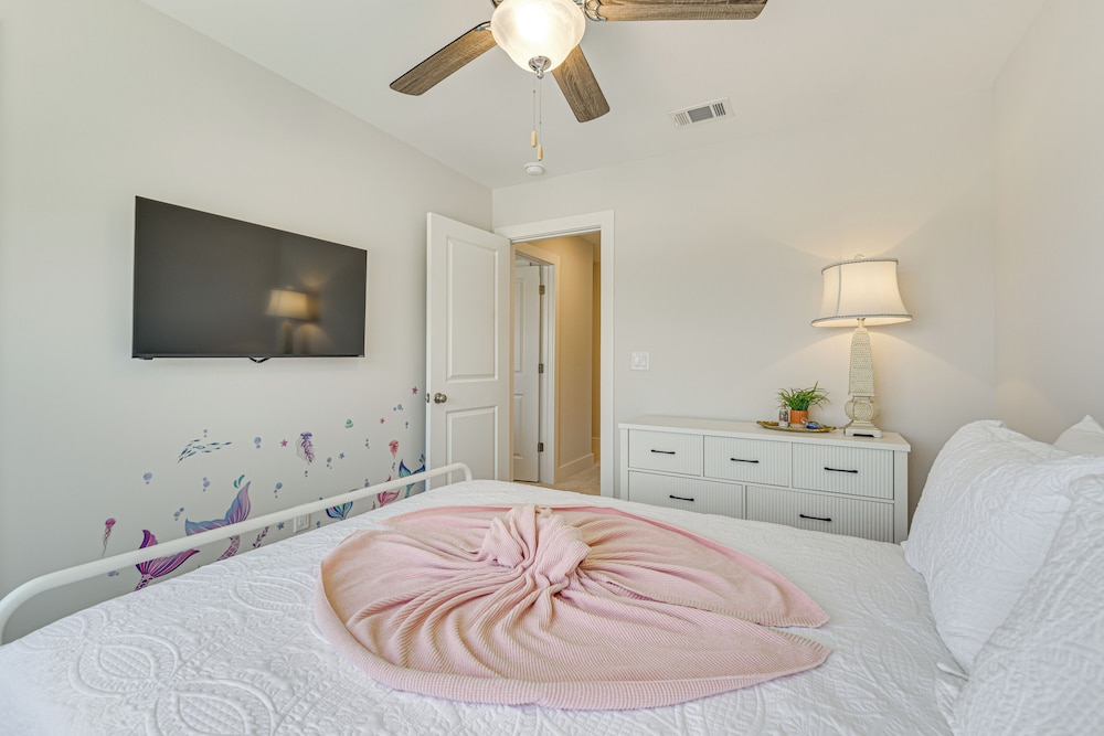 1 Mi to Sand & Surf: Townhome w/ Pool in Pcb!