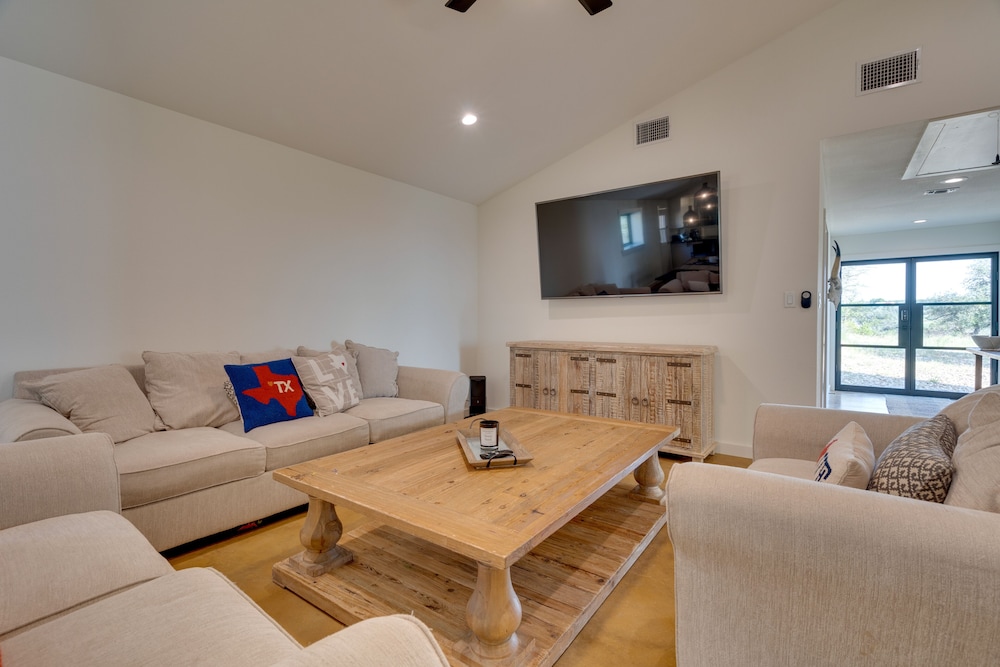 Getaway w/ Fire Pit 5 Mi to Pedernales River! - Property Image 32