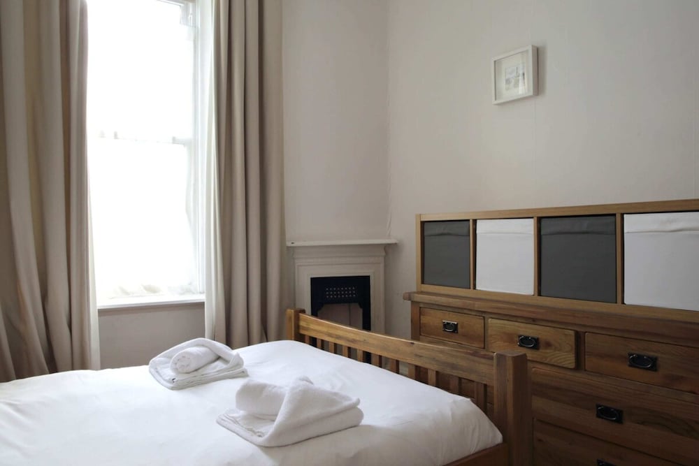 Central and Spacious 2 Bedroom Flat With Garden