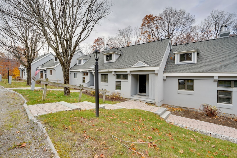 Sunny Stratton Townhome ~ 1 Mi to Skiing! view 5