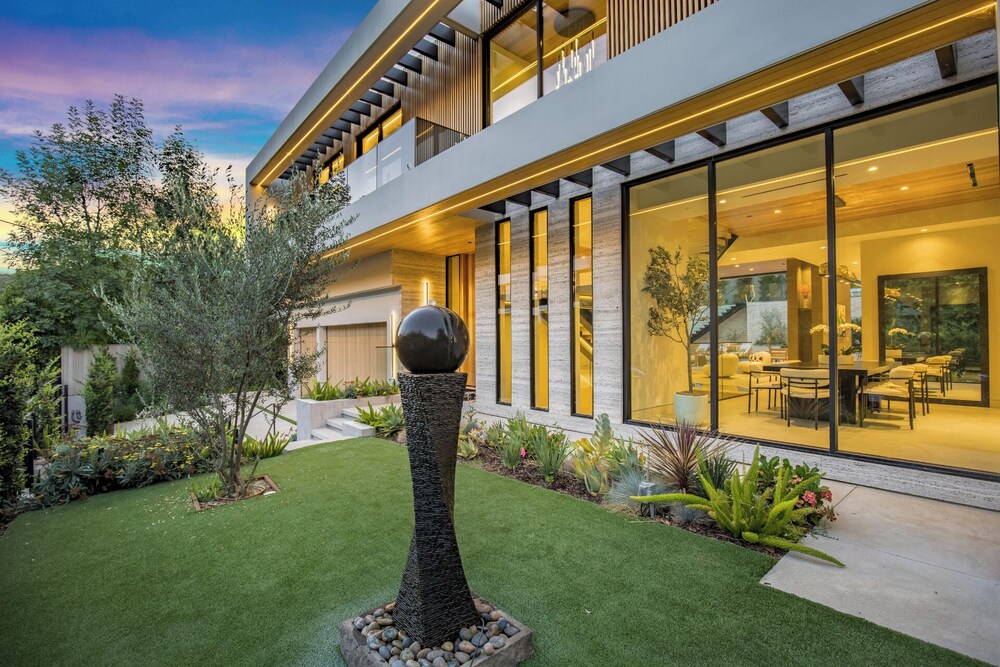 Hutton Villa - 5-bedroom Retreat in Iconic Beverly Hills Oasis