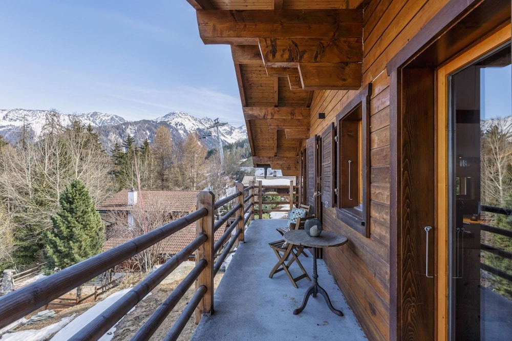 Chalet Capricorne -impeccable Ski in out Chalet With Sauna and Views