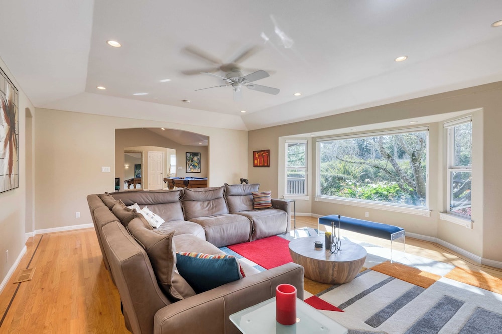 Pool + Hot Tub + Firepit + Game Room Minutes From Sebastopol & Russian River Baker Lane Retreat