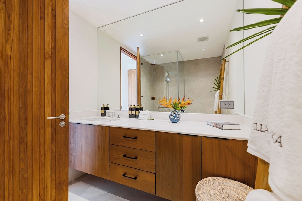 Villa Aroka 4 Bed Sea View KBR41