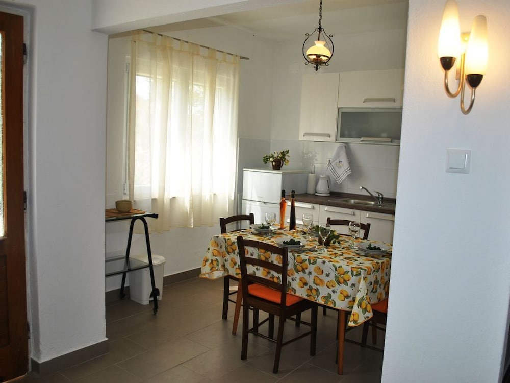 Nice 2-bedroom Private House, 50 m Beach, Sutivan view 4