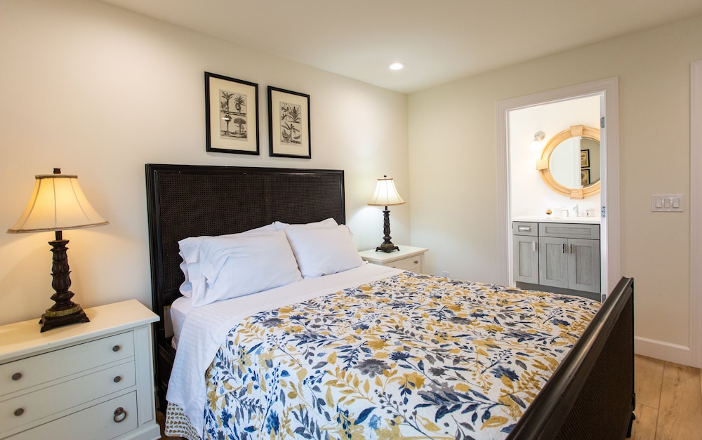 Sorrento Luxury Vacation Home: Expansive 5-Bedroom, 4.5-Bath Retreat with Private Pool, Hot Tub, and Pet-Friendly Accommodations – Just a Short Walk from S