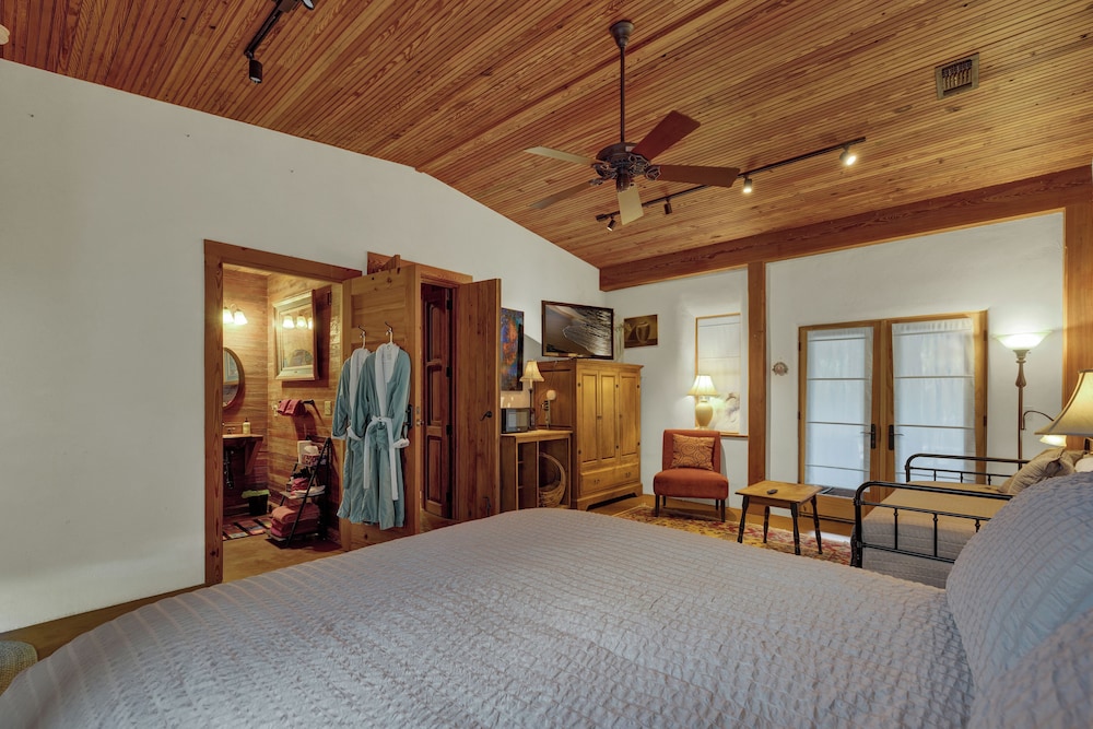The Willows Casa Grande + Sundown Suite Sleeps 13 - Close to Main St