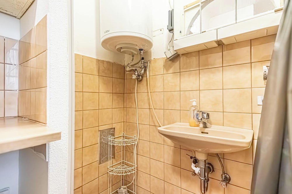 Simple 1BR Apt Long Stay Near Belvedere