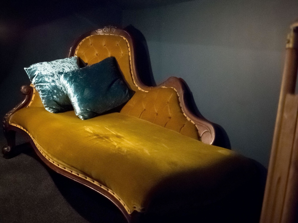 Gin Lounge Rooms