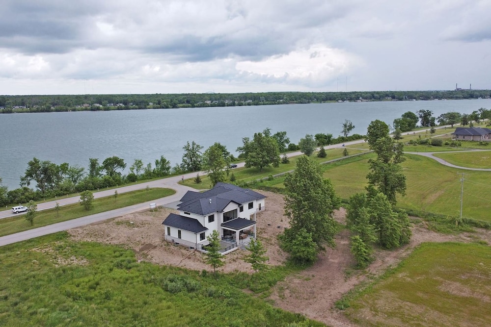 Lucky Mansion Luxury Villa in Fort Erie