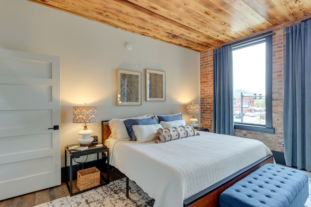 Luxurious Downtown Murphy Vacation Rental Loft! view 4