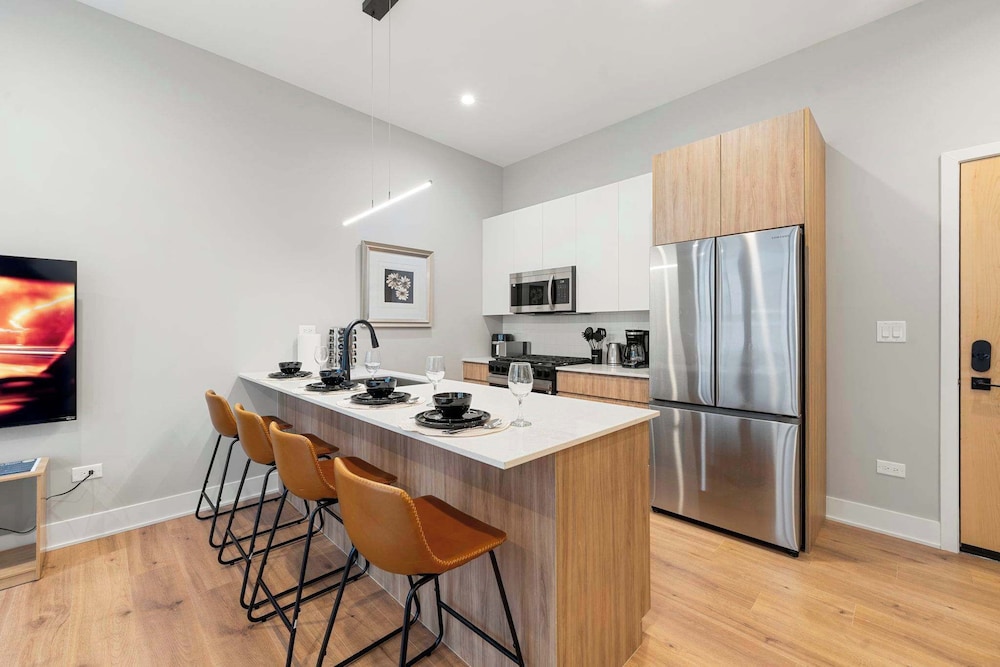 Edgewater Modern 2BR Steps to Lake City Views