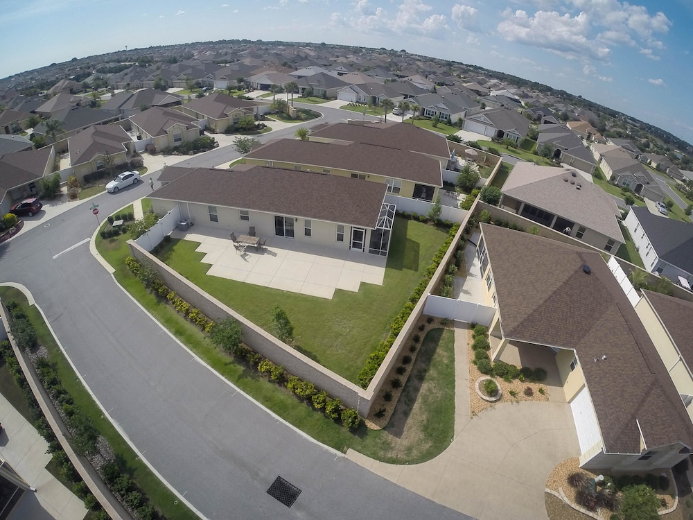 Amberly Court Home 3 Bedroom by The VIR Group