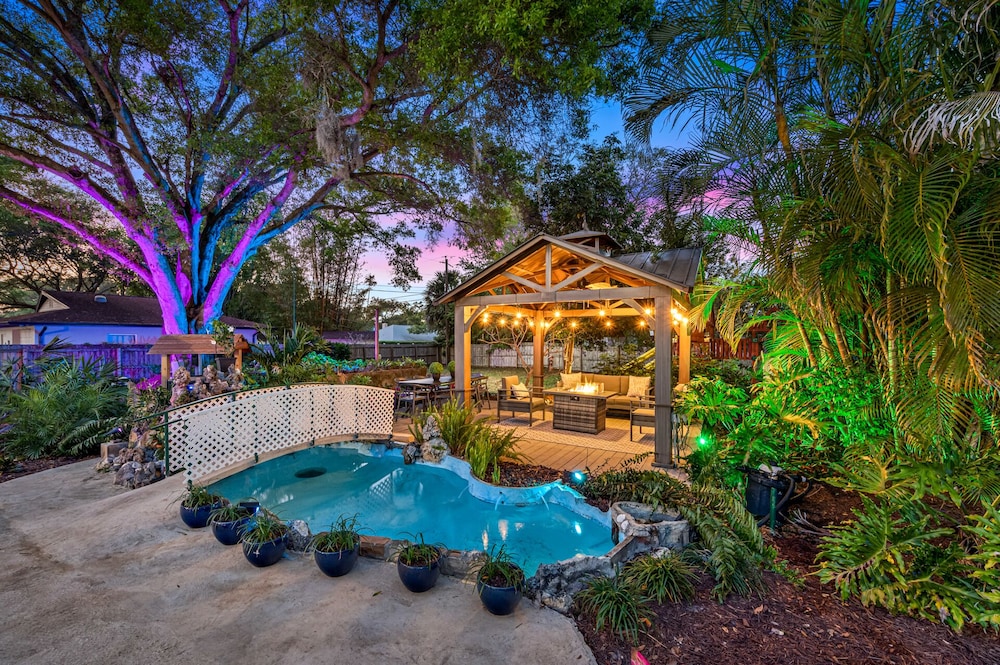 Luxury Retreat: Pool, Games, Basketball & More!