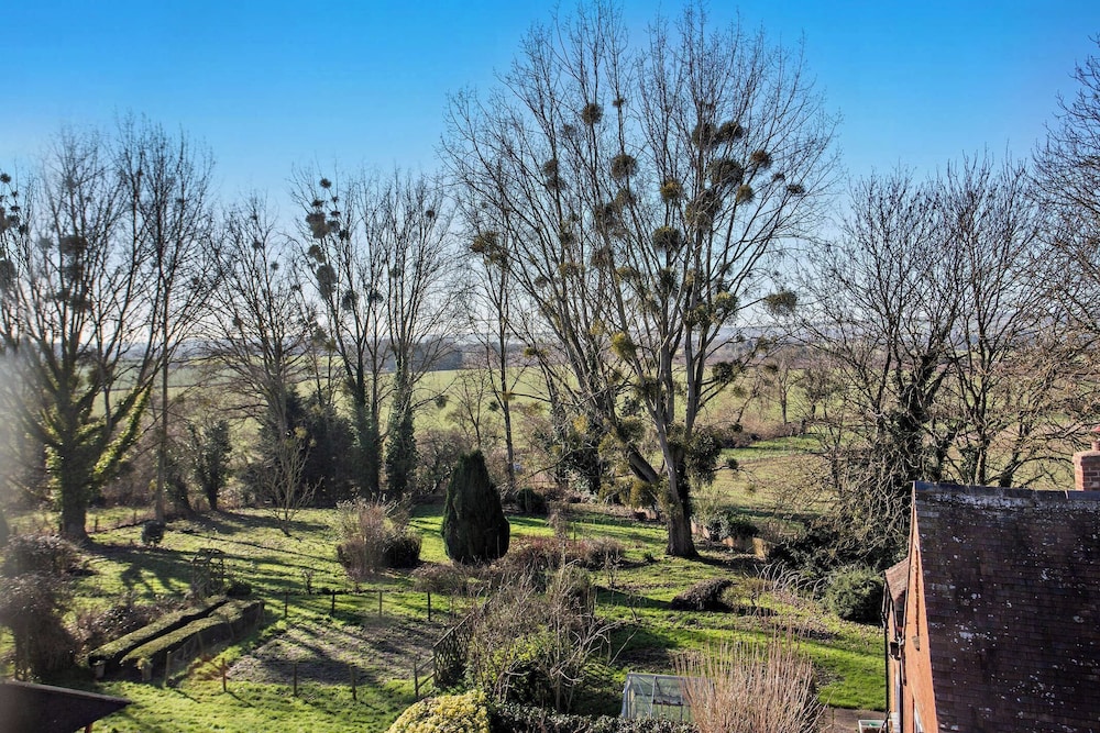 Old School House-2 Bedroom-sleeps 6-large Garden