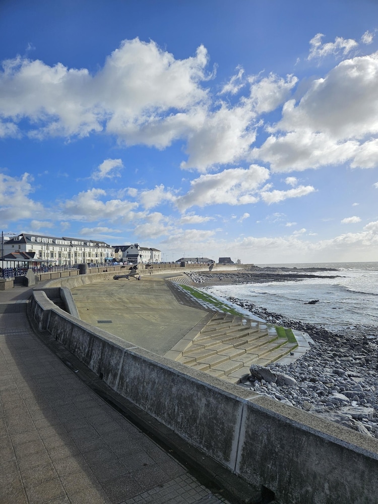 Seascape Retreat - 3 Bedroom Flat - Porthcawl