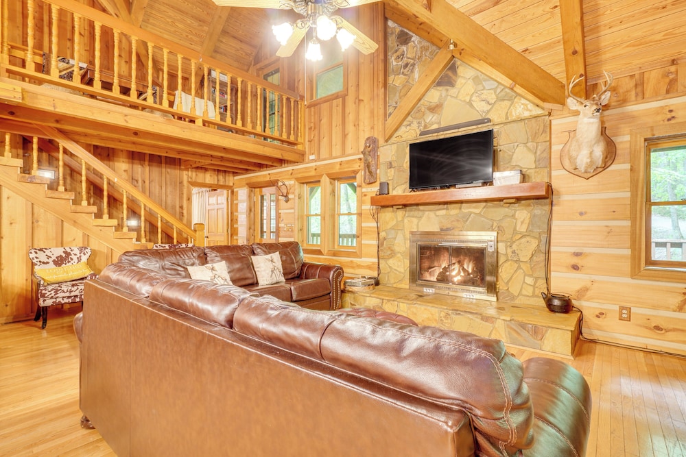 2 Mi to Gsmnp: Peaceful & Scenic Cabin w/ Deck