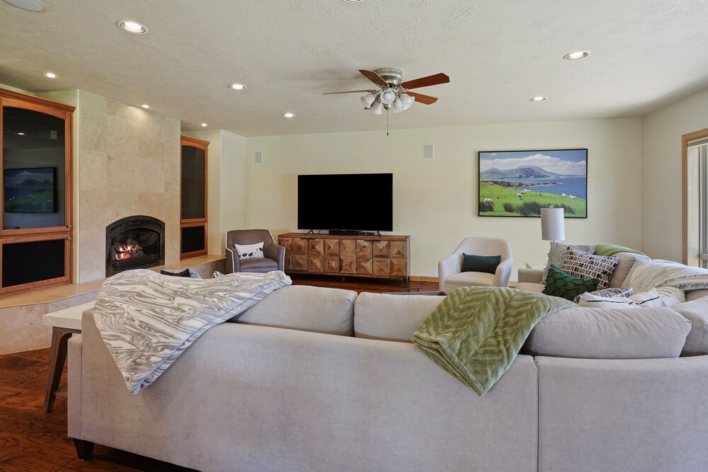 Family-Friendly Dara Oaks Home with Private Hot Tub and BBQ on the Deck by RedAwning