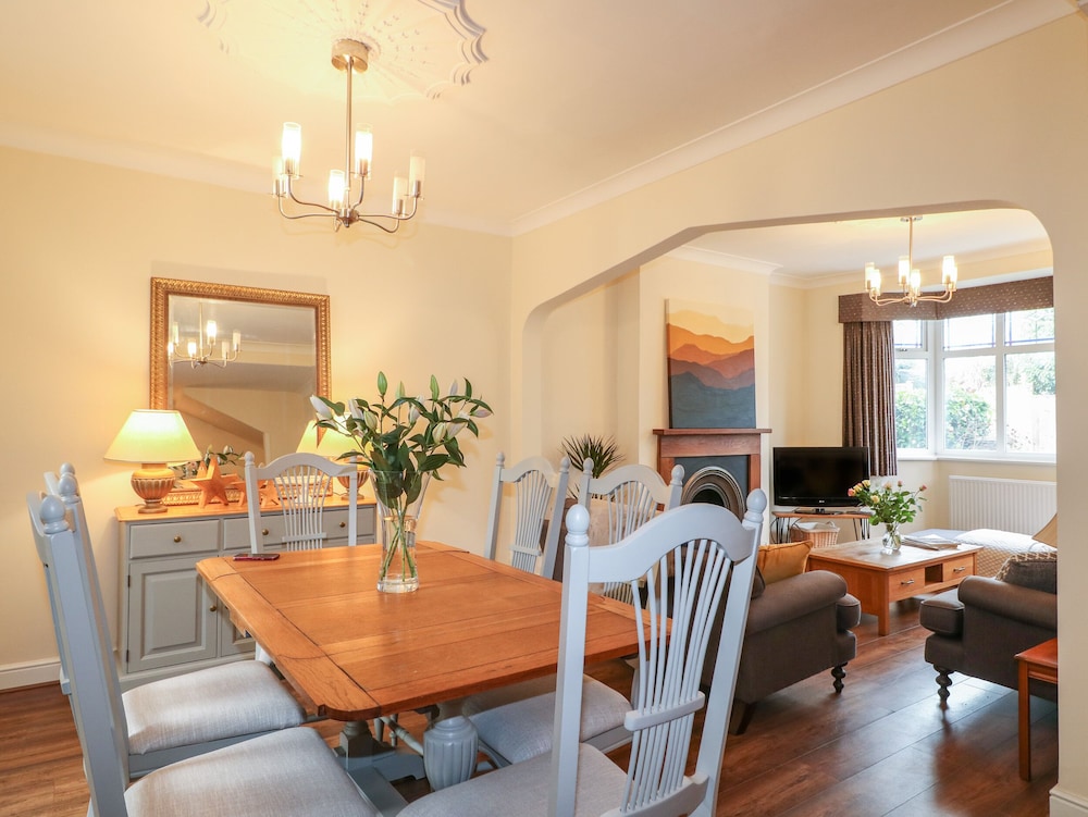 2 Gladstone Avenue