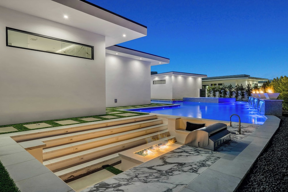 Luxury Retreat Pool, Putting Green + Pickleball Sleeps 17 Bravo Villa 8 by Avantstay