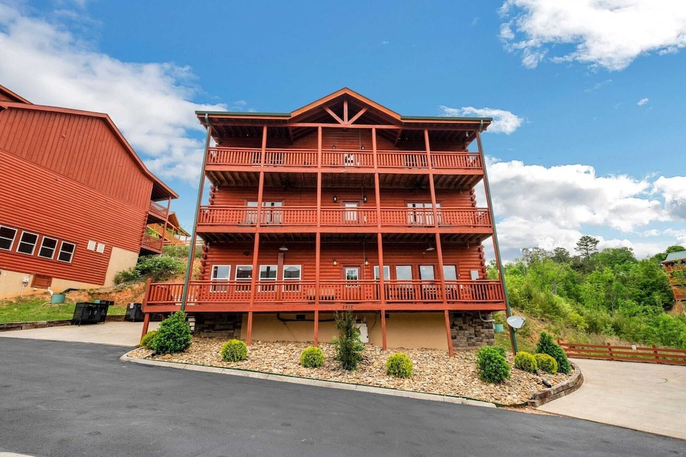 Laurel Point by Avantstay Sleeps 18! Indoor Pool, Hot Tub, Theater, Game Room