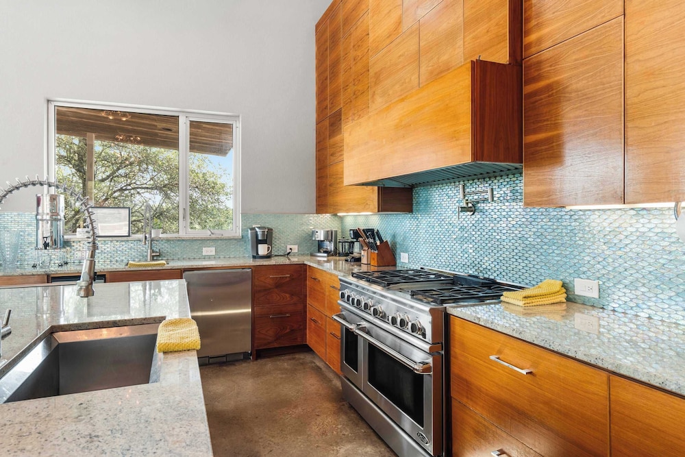 Luxury 4BR Hilltop Retreat Hot Tub & Scenic Views