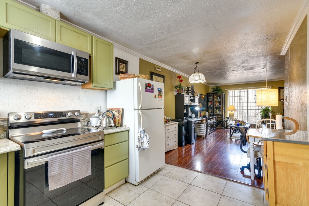 Cozy Houston Condo w/ Pool Access: Near Downtown! view 3