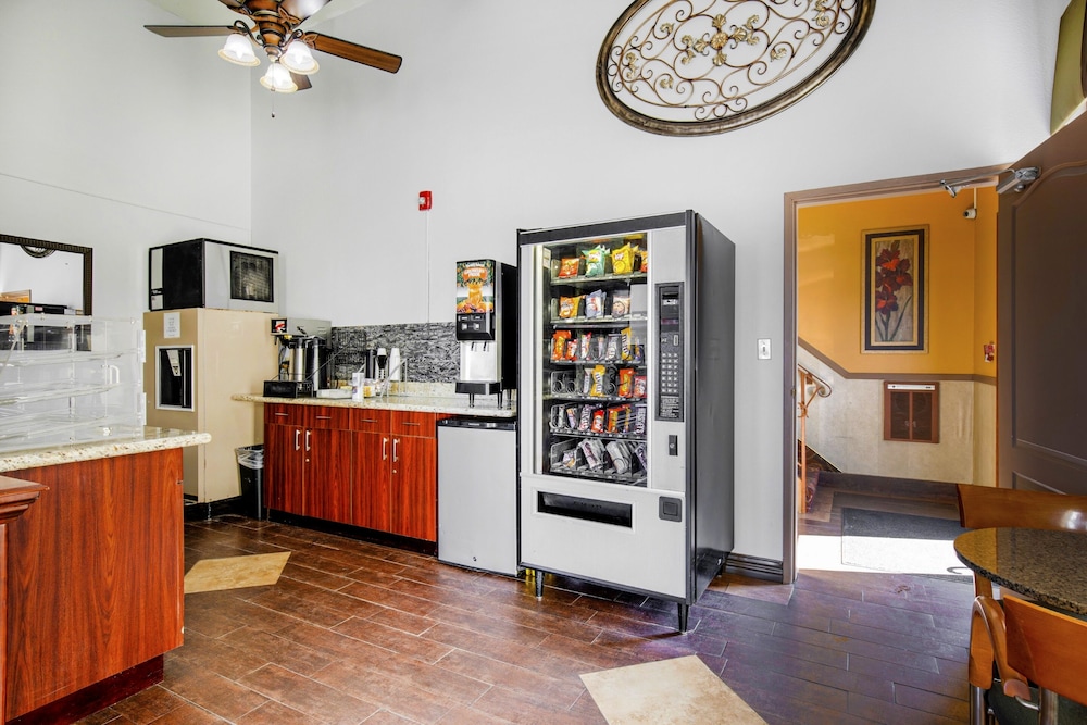 Castle Rock Vacations - OYO Hotel Castle Rock CO Downtown - Property Image 10