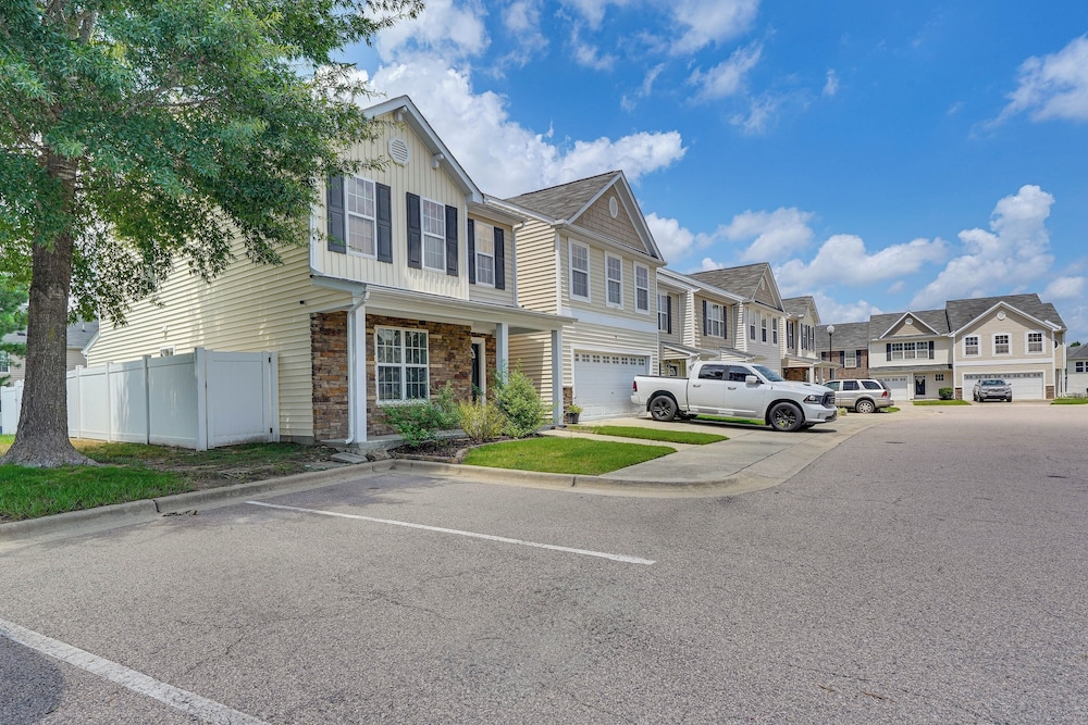 6 Mi to Dtwn Raleigh: Townhome w/ Fenced Patio!