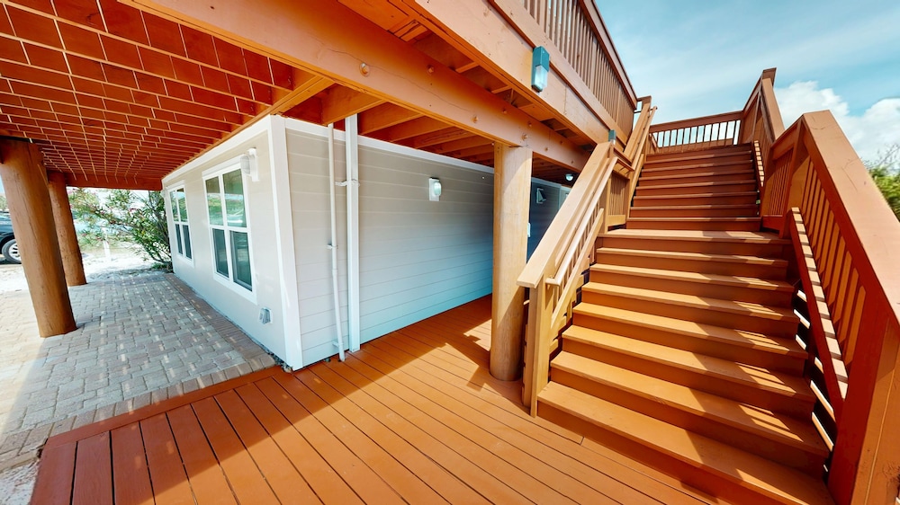 Canal Breeze Cottage 4 Bedroom Home