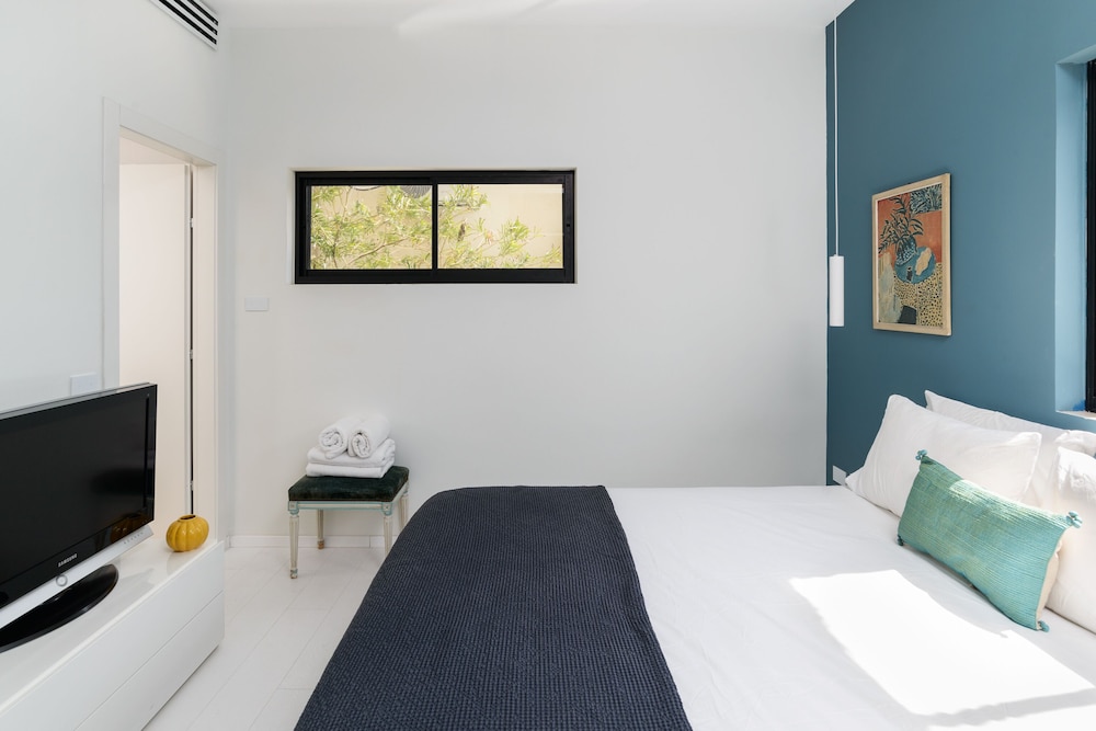 New Design & Sunny Balcony in TLV Center view 5