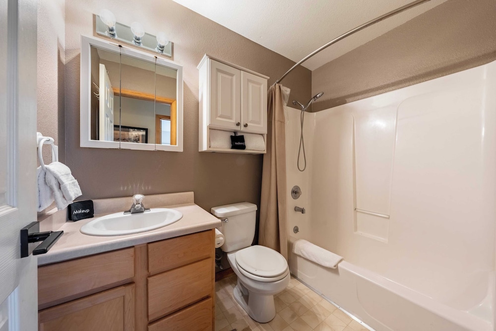 Stylish Truckee Retreat Deck, Near Lake & Skiing Moraine by Avantstay