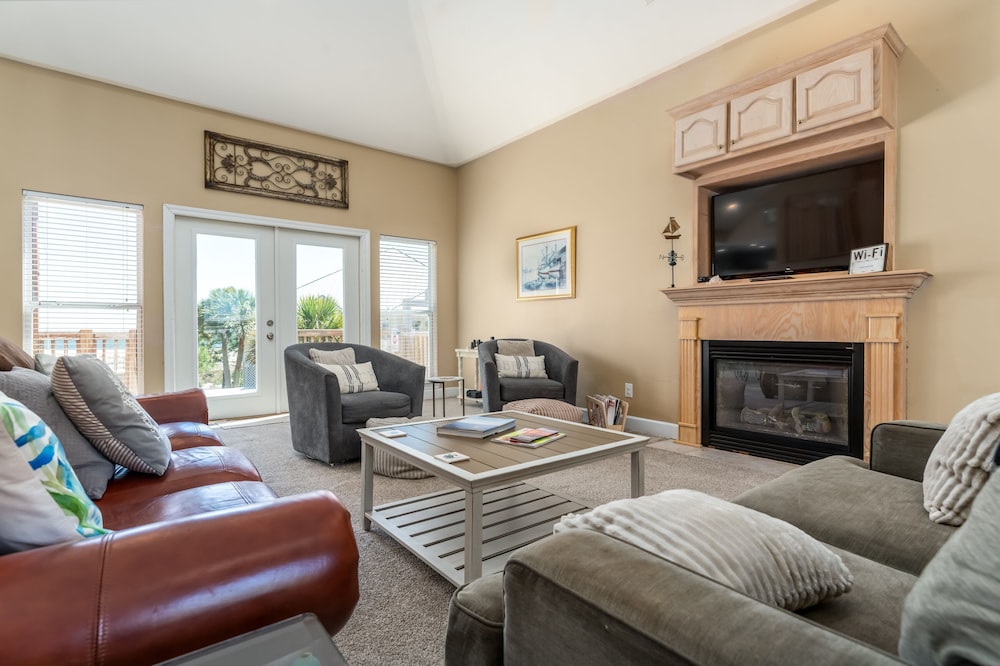 Breezy Decks - 601 Hernando Pl 4 Bedroom Home