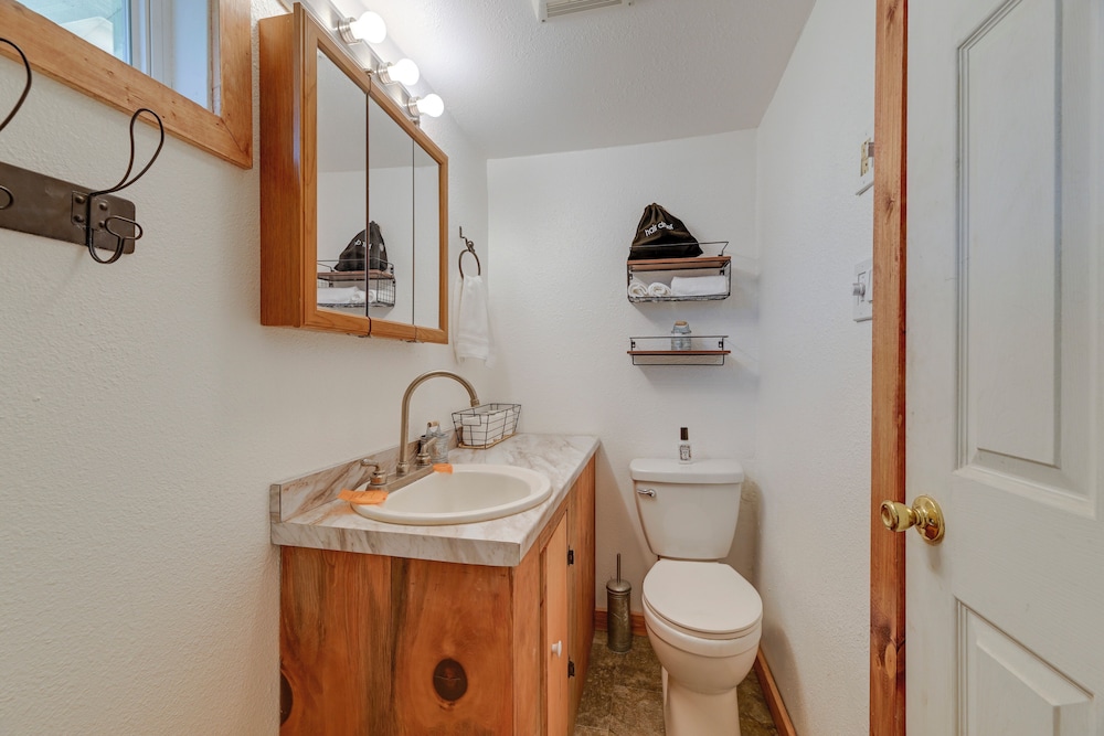 Near Rivers & Trails: Cabin in Rural Grants Pass