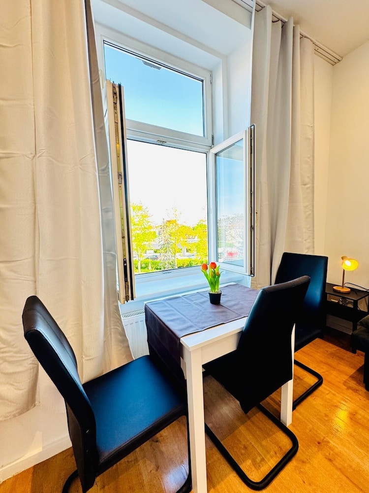 Cozy 3BR Apt Near Kaufpark Alterlaa