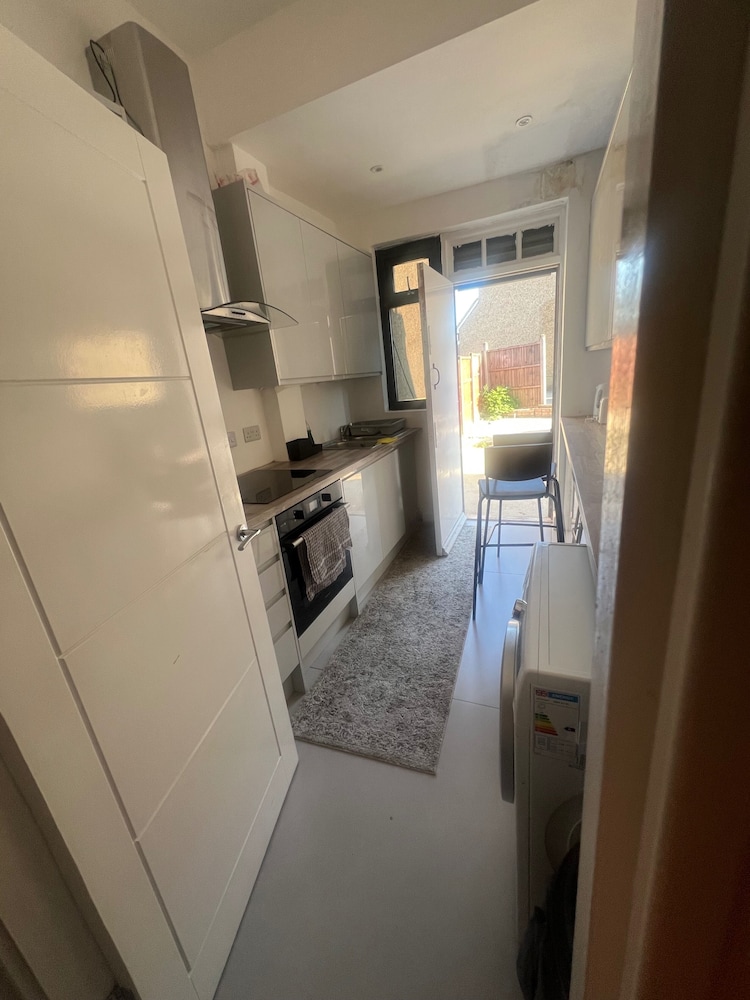 Sunny Gardens London House Retreat