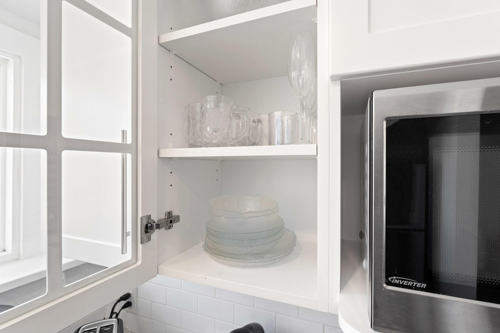 Private Studio Apartment in Burlington - U5