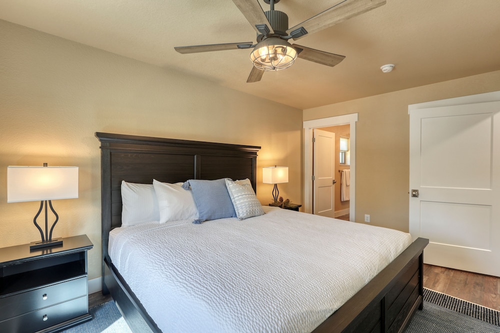Modern Condo Near BH Attractions-garage Parking