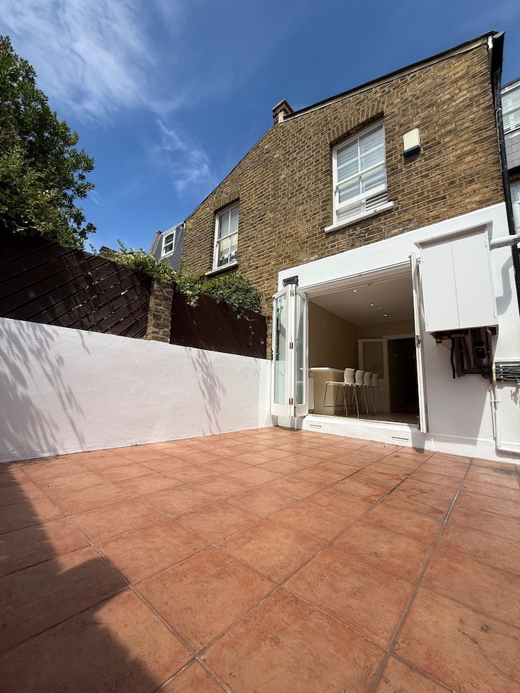 5 Bed House - Sleeps 8 - Pets - Parking - Wifi