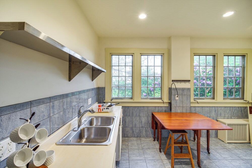 2 Mi to Lake Erie: Spacious Retreat Near Cafes!