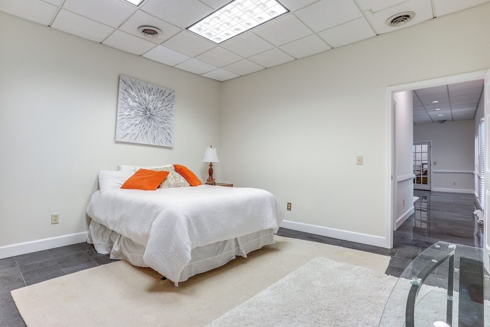 3 Mi to Roswell Riverwalk: Spacious Getaway!