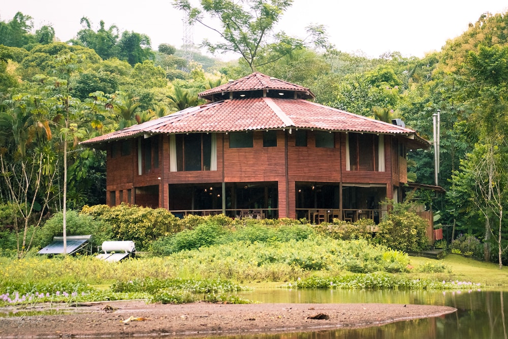 Macaw Lodge