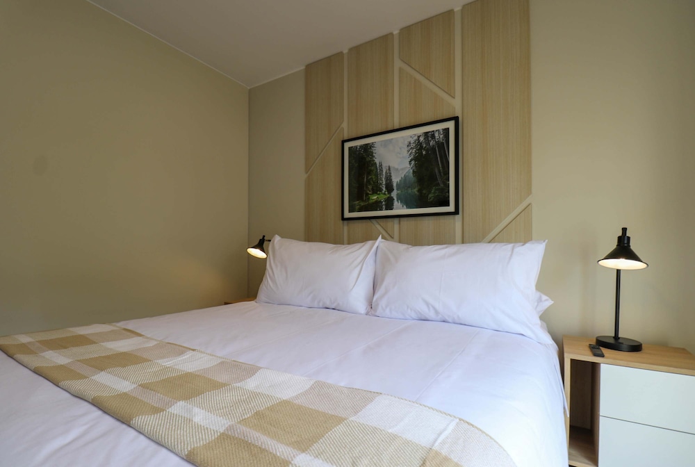 w Radiant 2BR w Great Balcony Near Kennedy Park