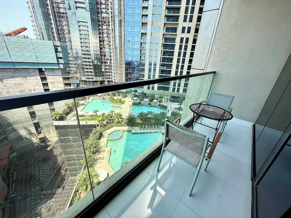 Lux BnB Aykon Tower